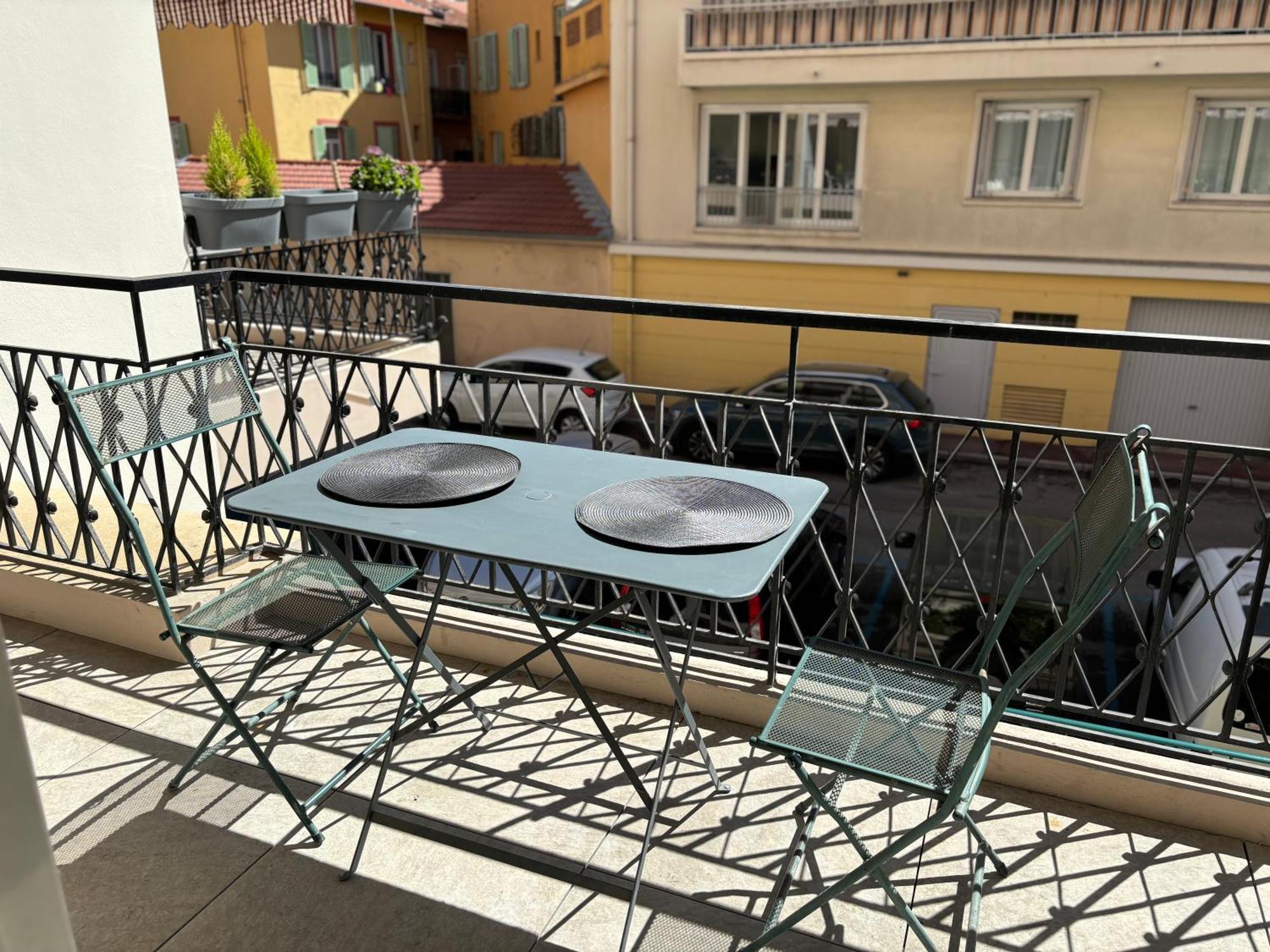 Studio 2 Etoiles A Menton Pour 4 Personnes Luaran gambar