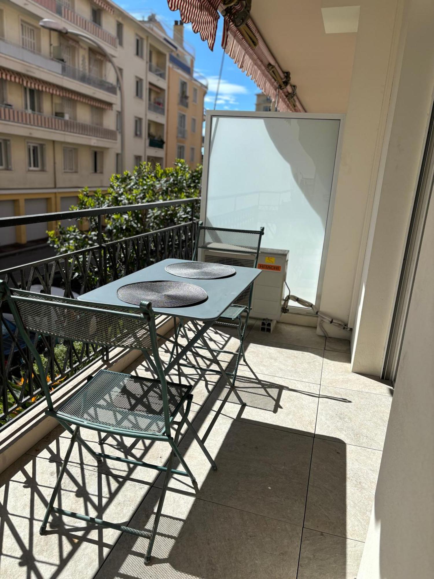 Studio 2 Etoiles A Menton Pour 4 Personnes Luaran gambar